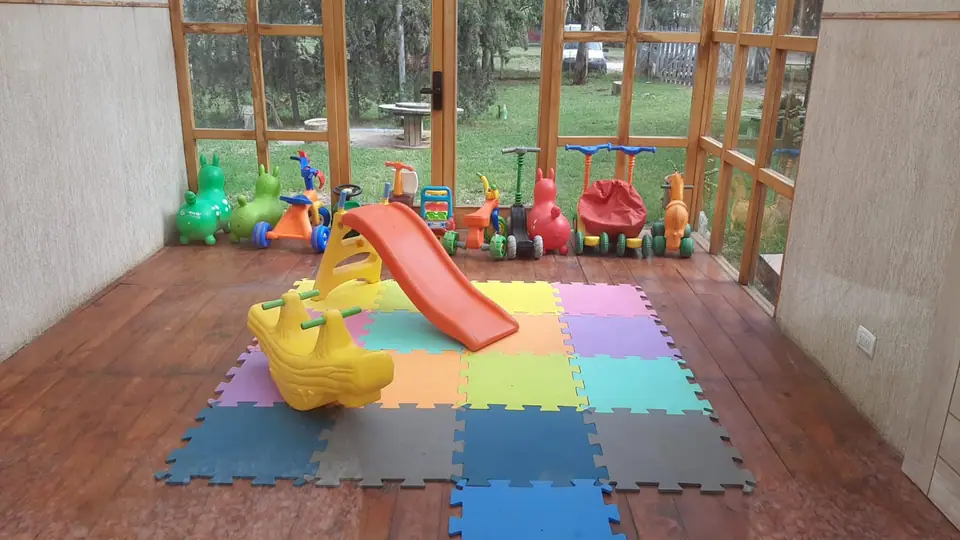 Plaza blanda con juegos infantiles