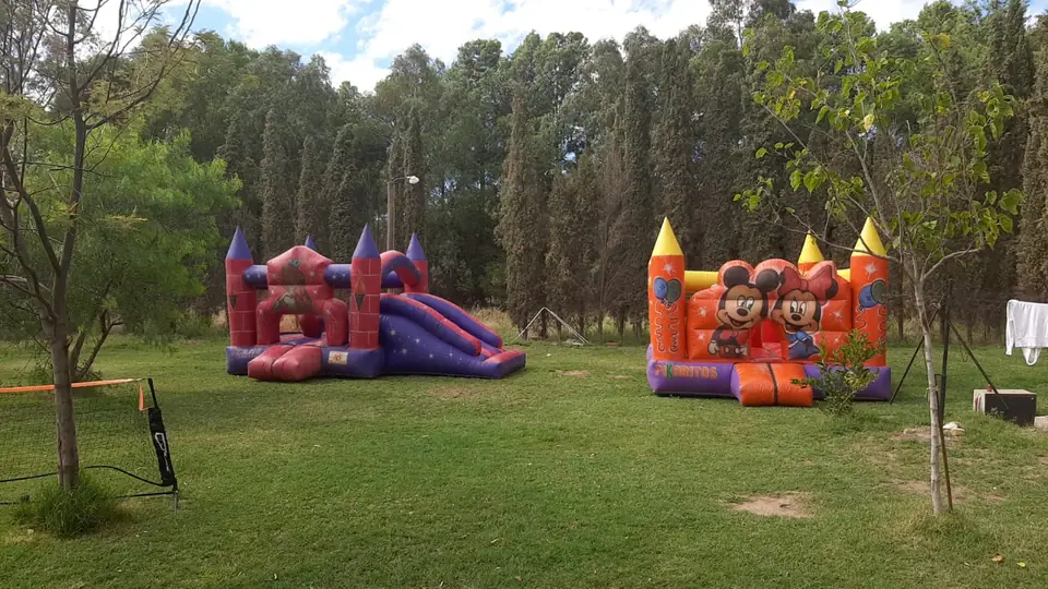 Dos inflables armados en un parque