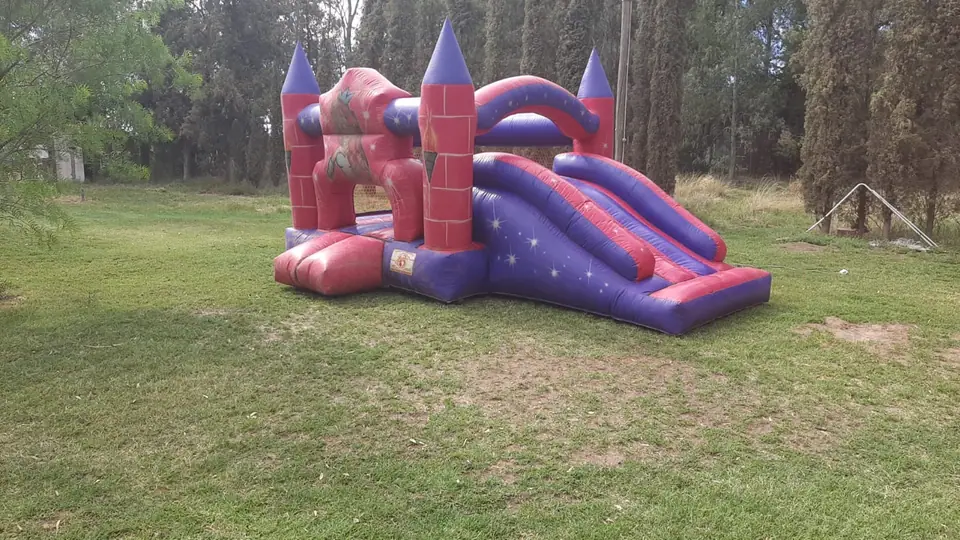 Inflable castillo con tobogán