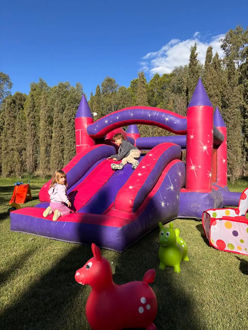 Inflable con tobogán en un cumpleaños