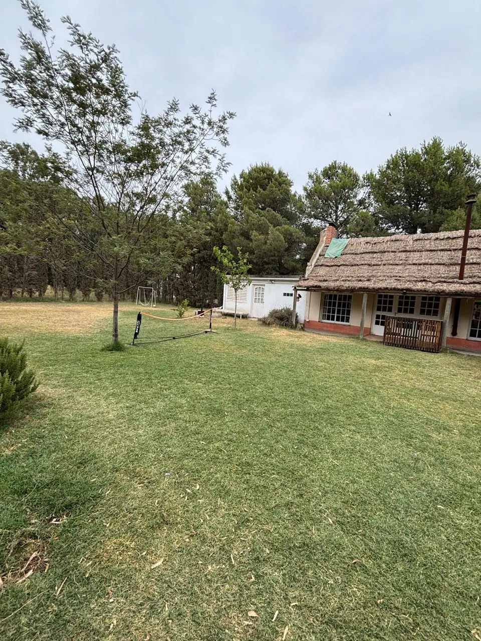 Parque con césped y la casona al fondo · La Casona de Bahía