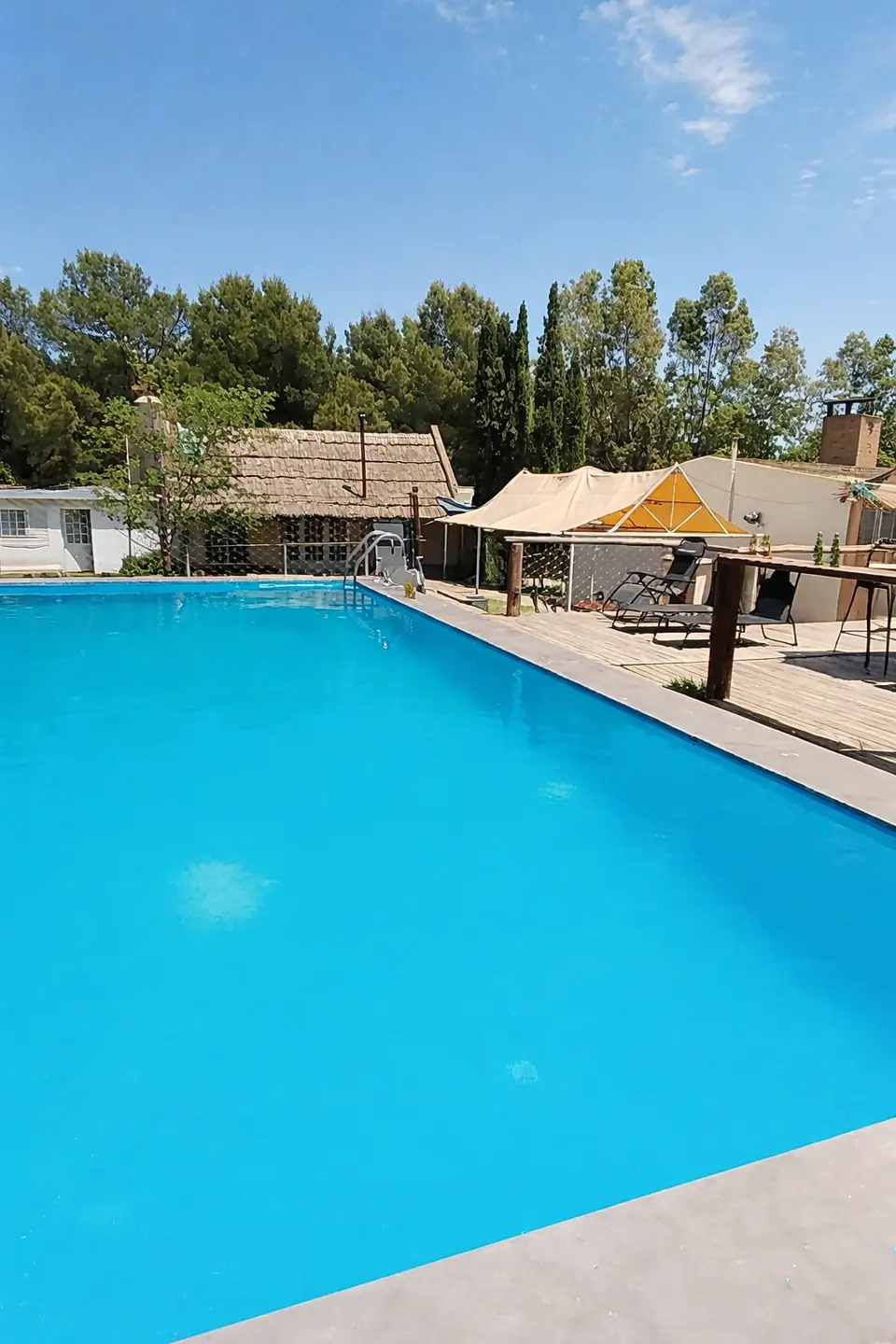 Pileta grande al aire libre con reposeras y gazebo · La Casona de Bahía