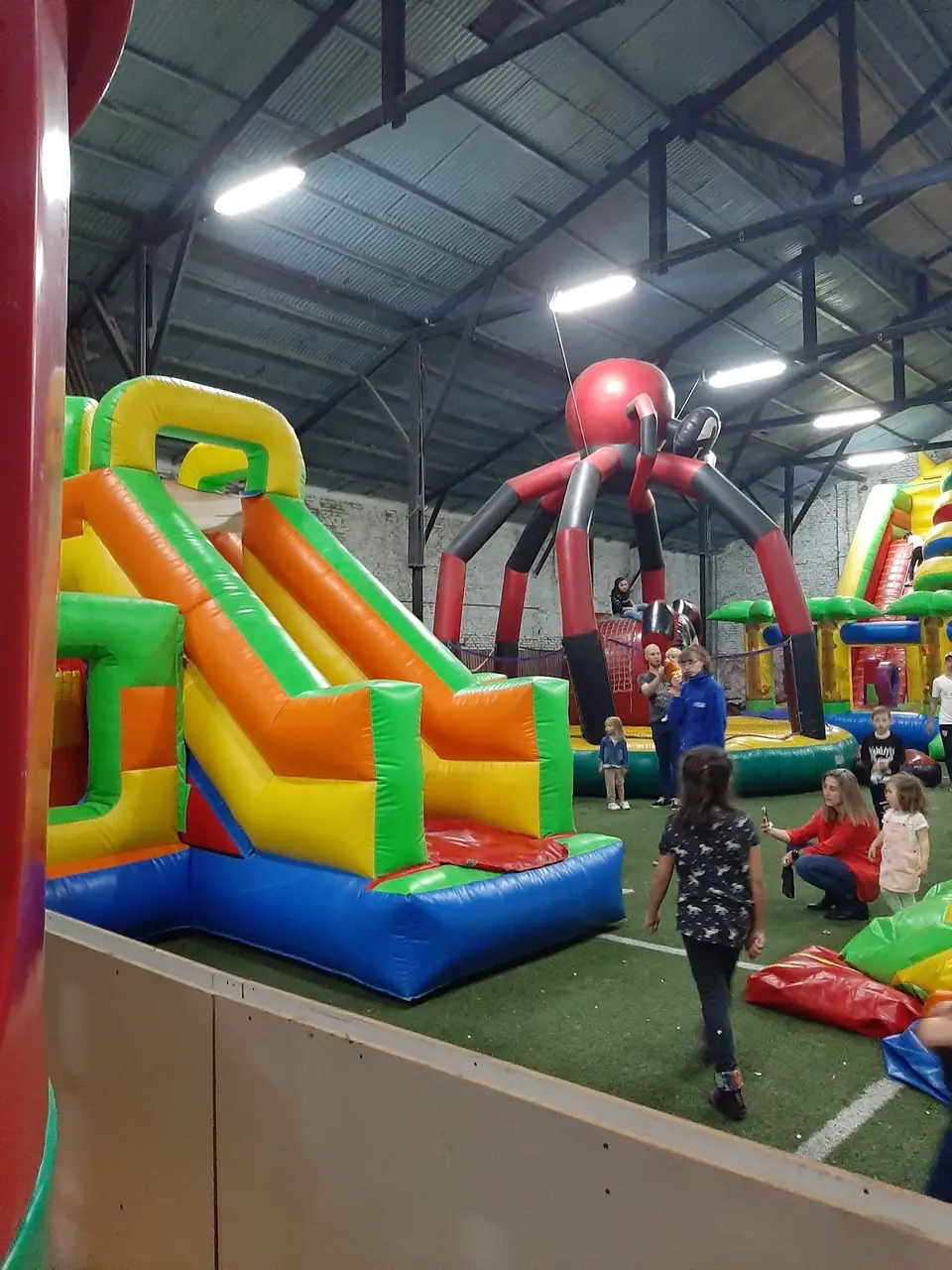 Inflable con tobogán y gigantoinflables