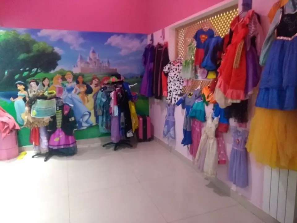 Sector de disfraces de princesas y superhéroes · Florida Party