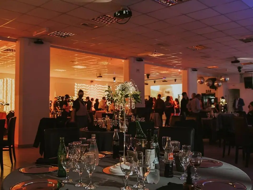 Salón con mesas armadas para una fiesta · El Pinar Eventos