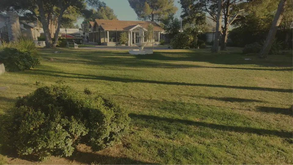 Parque arbolado con el salón al fondo · Punto Aparte Multi Espacio