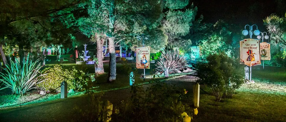 Parque iluminado de noche para un evento · Punto Aparte Multi Espacio