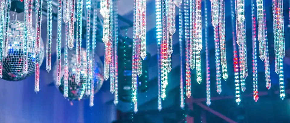 Ambientación con luces y cortinas de cristales · Punto Aparte Multi Espacio