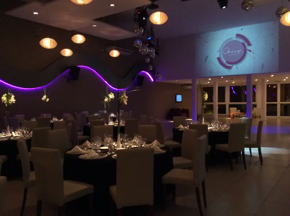 Salón Orión con mesas redondas armadas · Orión Eventos