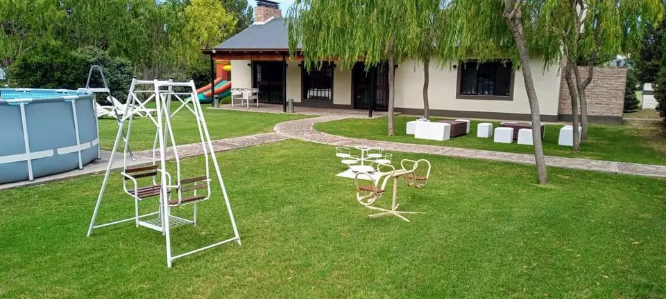 Parque con juegos y el salón al fondo · Kangkawe Eventos