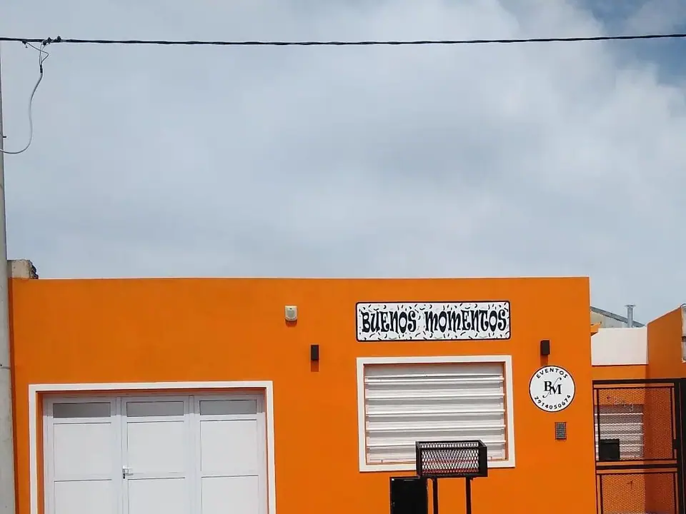 Frente de la casita de fiestas · Casita de fiestas Buenos Momentos