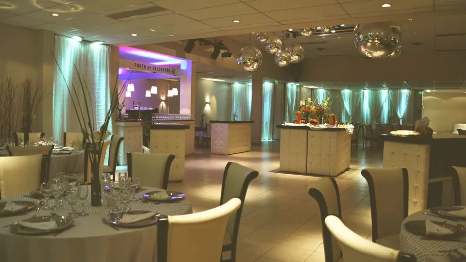 Salón armado con barra y pista · Revoque Eventos