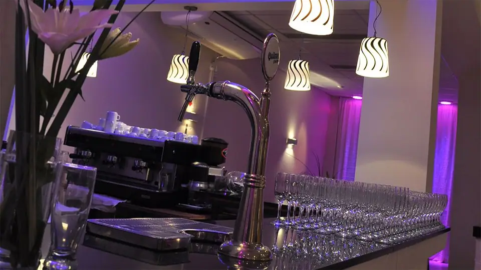 Barra con copas y cafetera · Revoque Eventos