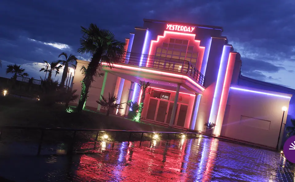 Frente del Salón Yesterday iluminado de noche · Salón Yesterday · Happiness Eventos